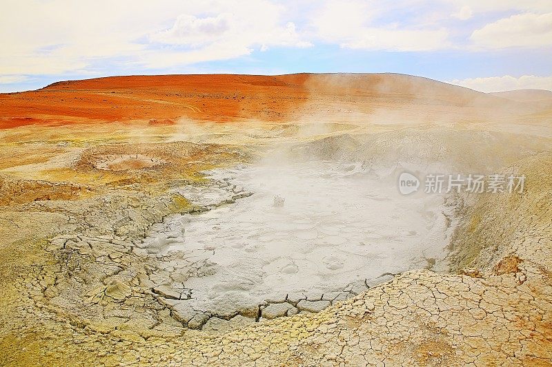 引人入胜的景观:早晨间歇泉(Geysers de La manana)日出时的硫磺火山口烟雾和田园般的阿塔卡马沙漠puna异国情调，雪山覆盖的火山景观全景-波托西地区，玻利维亚安第斯，智利，Bolívia和阿根廷边境